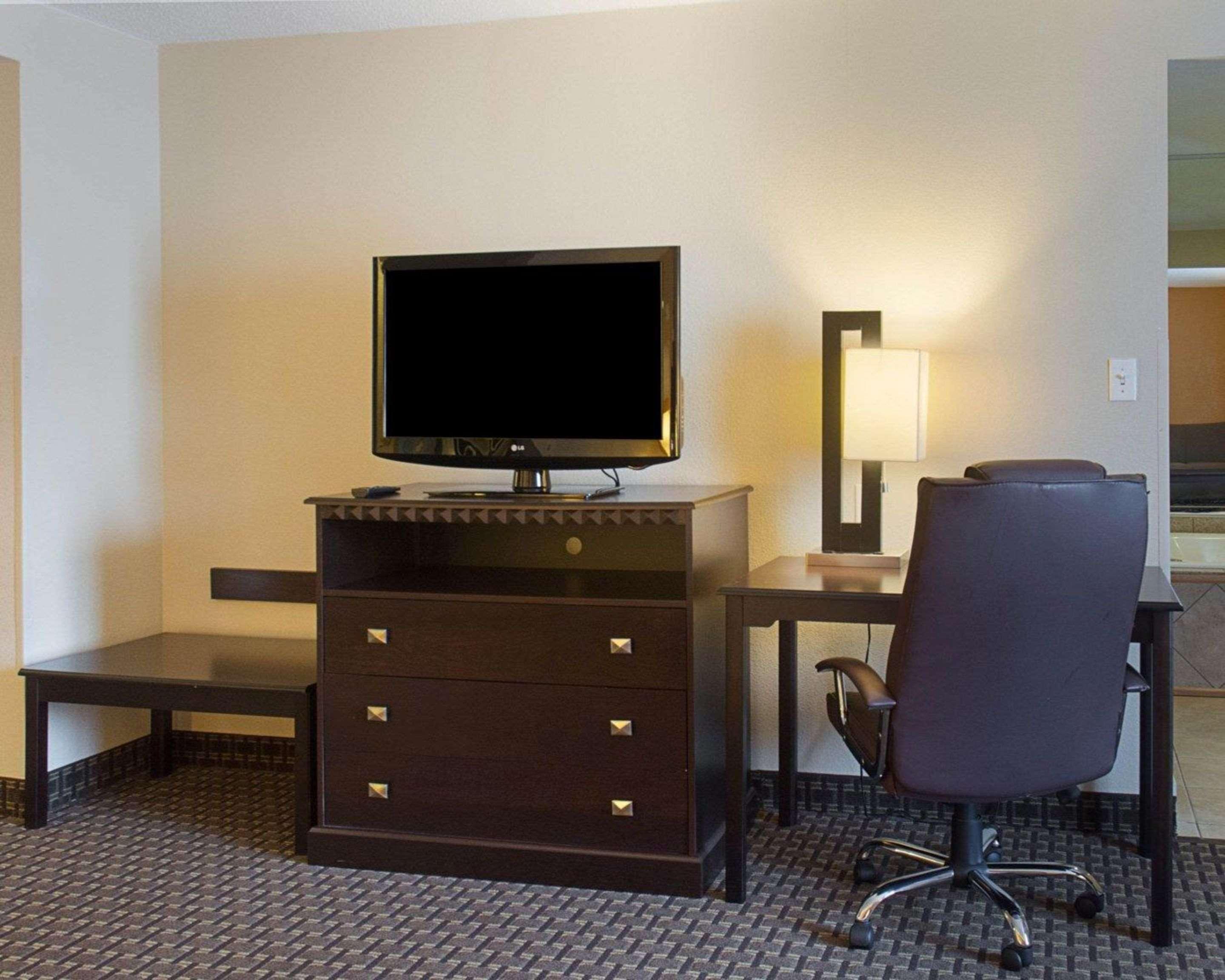Quality Inn & Suites Quantico Stafford Exterior photo