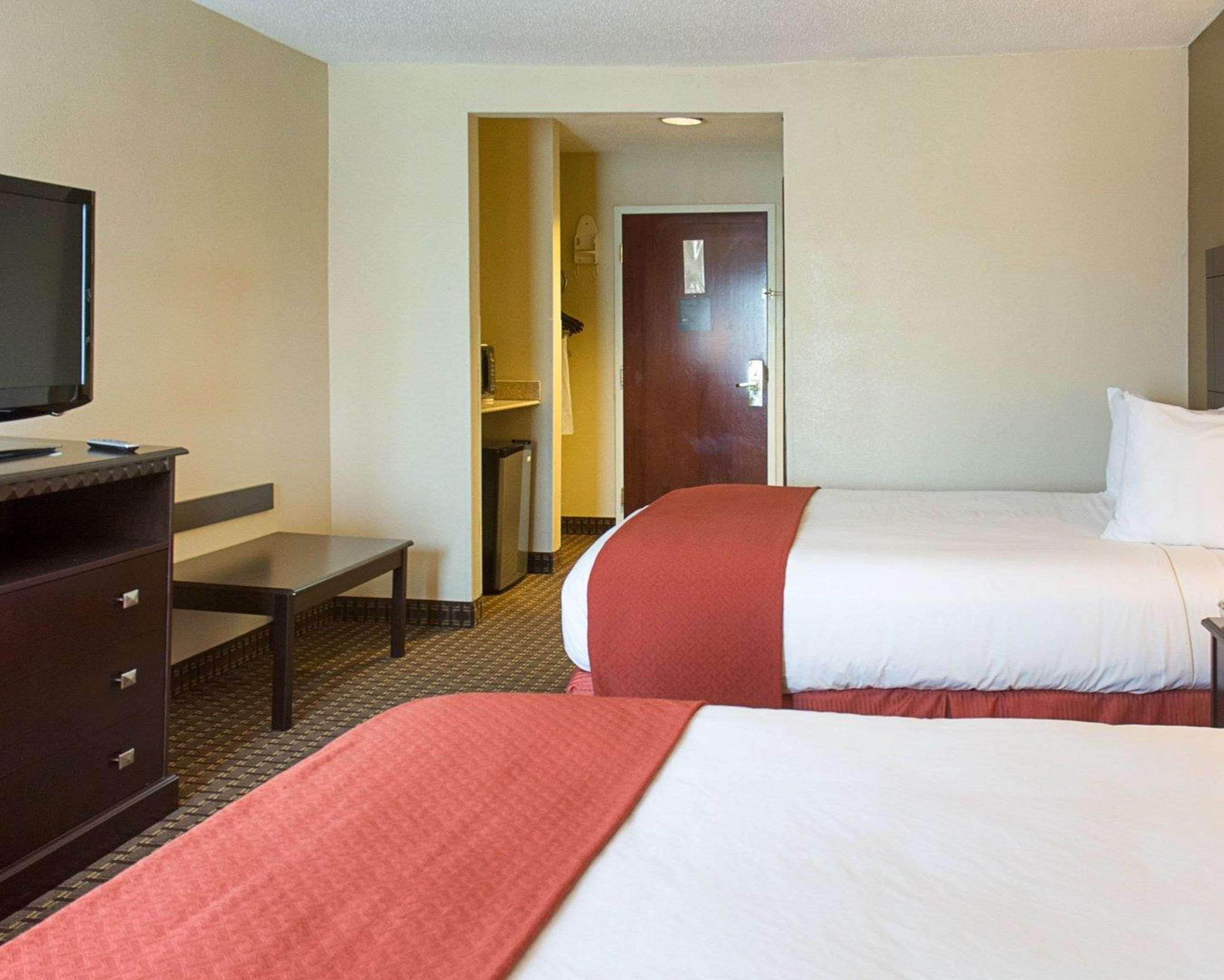 Quality Inn & Suites Quantico Stafford Exterior photo