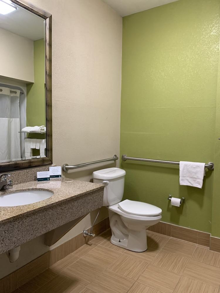 Quality Inn & Suites Quantico Stafford Exterior photo