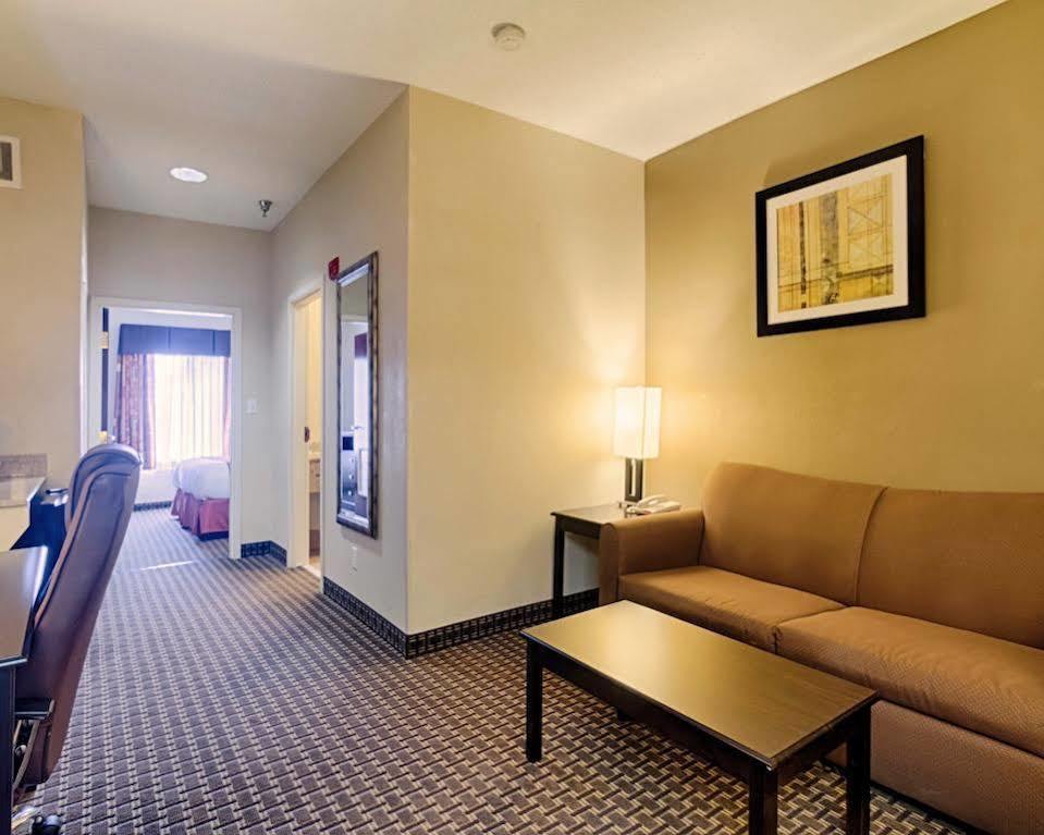 Quality Inn & Suites Quantico Stafford Exterior photo