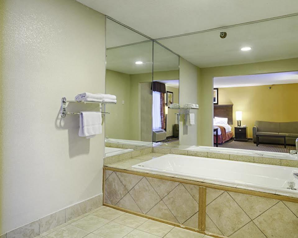 Quality Inn & Suites Quantico Stafford Exterior photo